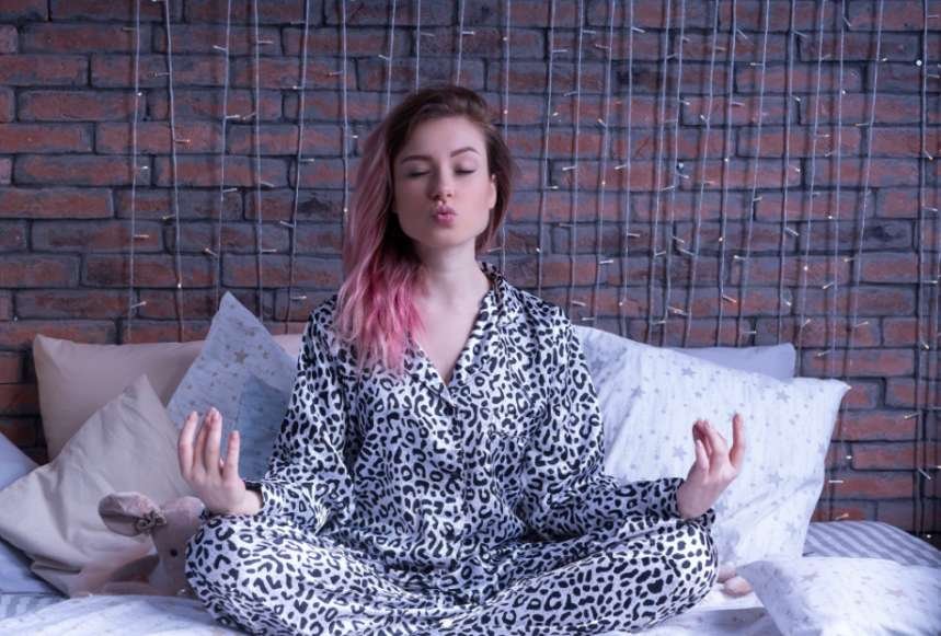 How to Mentally Reset Before Bedtime When Your Brain Won’t Clock Out