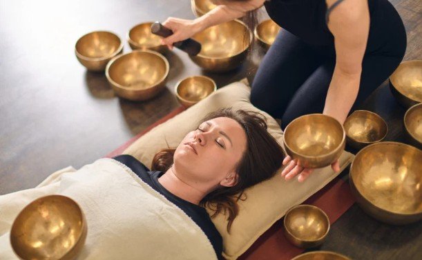 Sound Bath for Beginners: What to Expect at Your First Session