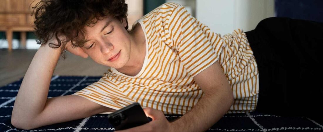 Ways to Rest Without Scrolling Your Phone After a Draining Day